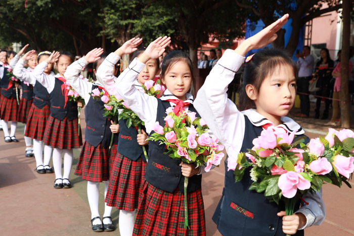 04、圖為鮮花隊的同學在升國旗儀式時向國旗敬禮
