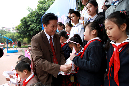 07、圖為開學典禮上戴桓標校長為學生頒發&rdquo;遠恒佳獎學金&ldquo;