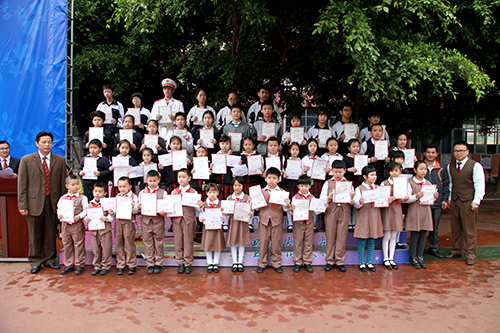 08、圖為開學典禮部分獲得&rdquo;遠恒佳獎學金&ldquo;的同學合影