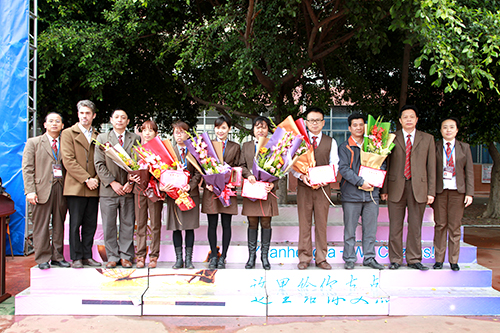 06、圖為開學典禮時學校頒獎領導與優秀教職工合影