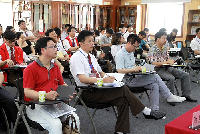 圖為新區(qū)教科培領(lǐng)導、新區(qū)各學校教師參加小班化課堂教學觀摩課