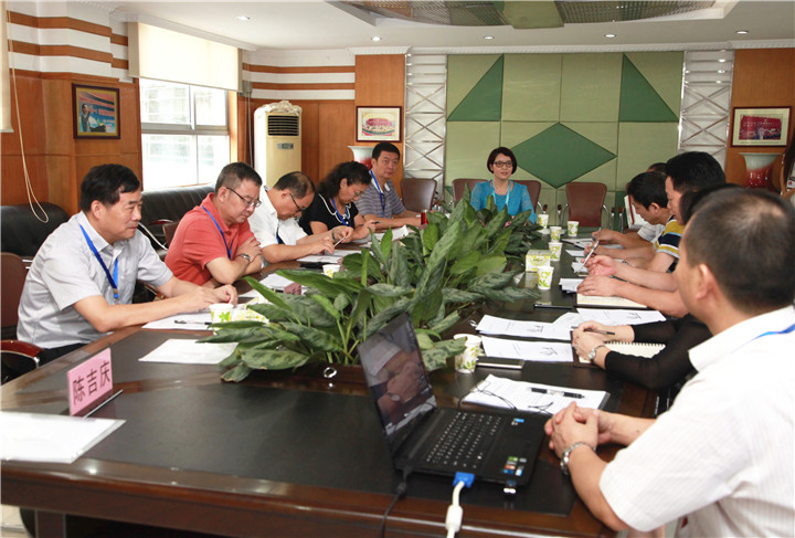 01.圖為龍華新區巴東文老師主持&ldquo;特色教學實驗&rdquo;調研匯報會