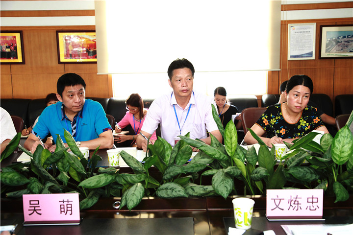 06.圖為學校戴桓標校長（中）、王開利副校長（左）、集團程琳娜主任（右）參加調研情況反饋會