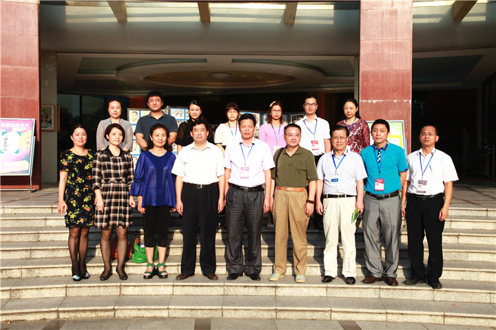 07.圖為深圳市&ldquo;特色教學實驗&rdquo;調研專家組與學校干部合影