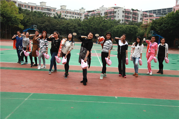 深圳市龍華中英文實(shí)驗(yàn)學(xué)校舉行慶?！叭恕迸窆?jié)跳繩活動