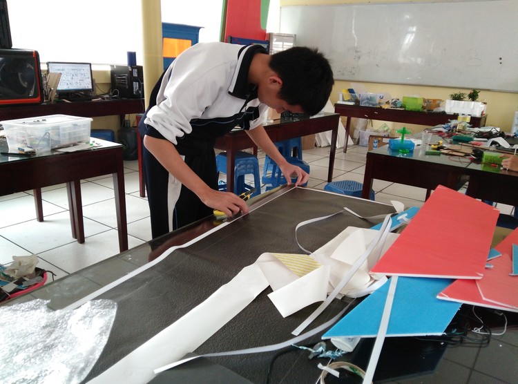 04.圖為創客室的同學們進行項目制作情景