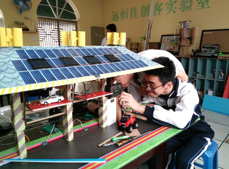 06.圖為同學們正在進行項目作品的最后調試