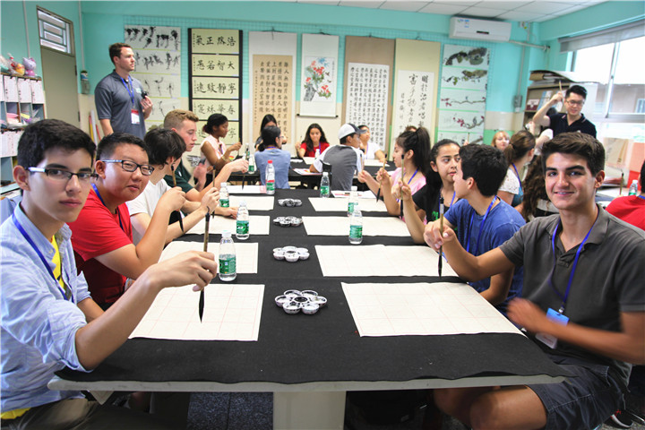 練習書法，感受中華文化