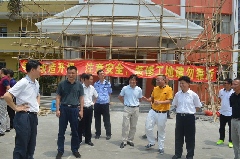 區、街道、居委會領導到標尚學校指導防卸4號臺風工作