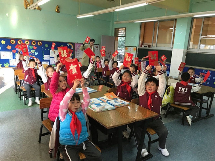 弘揚傳統文化 孕養民族精神 ——深圳市龍華中英文實驗學校開學第一課別開生面 