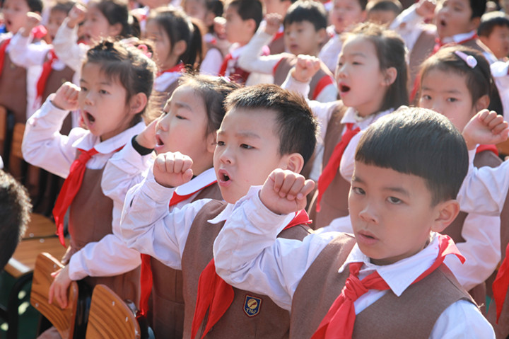 開學典禮創新招，優秀師生坐主臺 ——深圳市龍華中英文實驗學校舉行開學典禮 