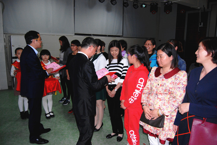 公明中英文學校表彰優秀家長義工