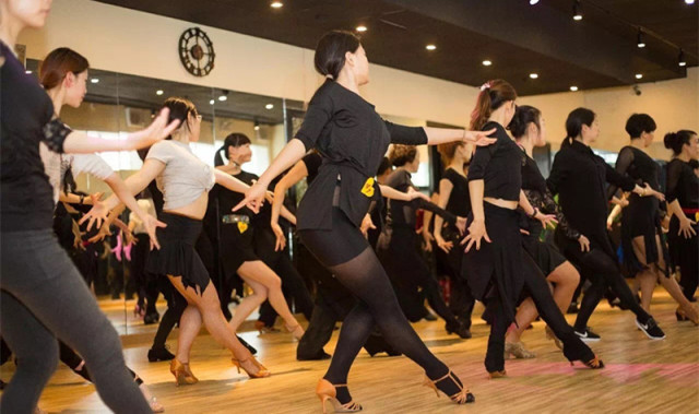 成人？你的舞蹈夢呢！！！