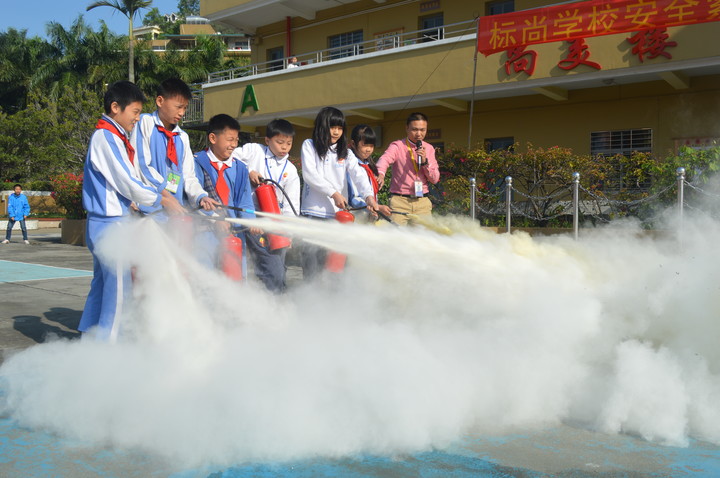 關(guān)注消防安全 提高避險能力——標尚學(xué)校舉行消防安全大演習(xí)