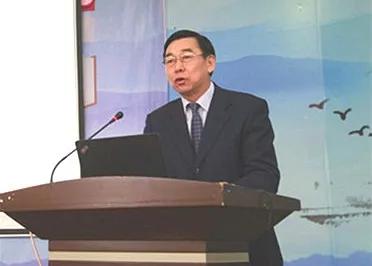 卜祥林校長為干部、教師進行課堂教學全員培訓