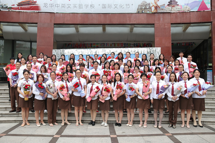 做學生愛戴、家長信任的閃亮班主任 ——深圳市“龍華區第三屆班主任節”龍華中英文實驗學校啟動儀式