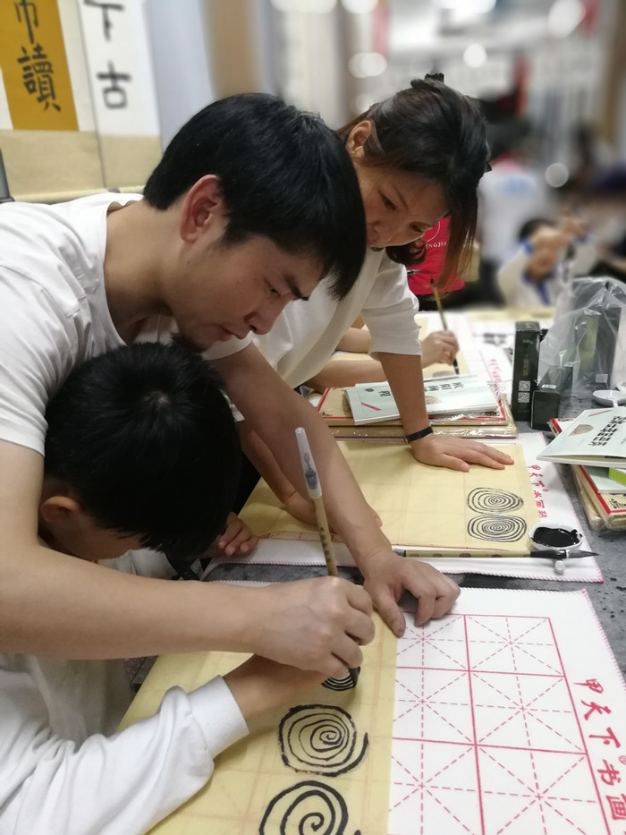 親子同練，家校共建，龍華中英文“家長社團”有聲有色