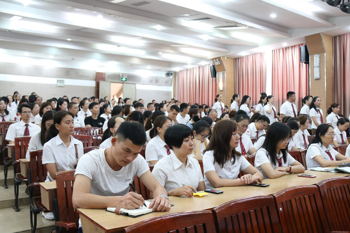 獎教獎先，傳承創新，建設優質、高端、多元的現代化特色學校 ——學校召開2019秋季學期全體教職工大會