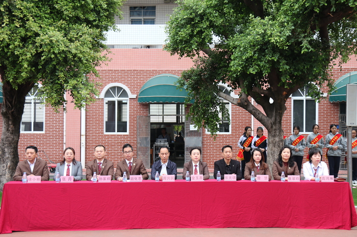 學(xué)校舉辦第15屆體育節(jié)閉幕式獎勵先進(jìn)個人和團隊