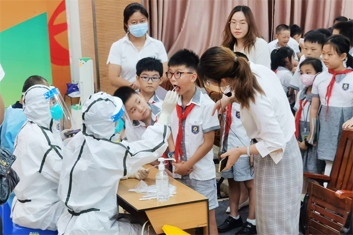 共同戰(zhàn)“疫”，龍華中英文在行動(dòng)!——學(xué)校組織志愿者支援社區(qū)防疫一線