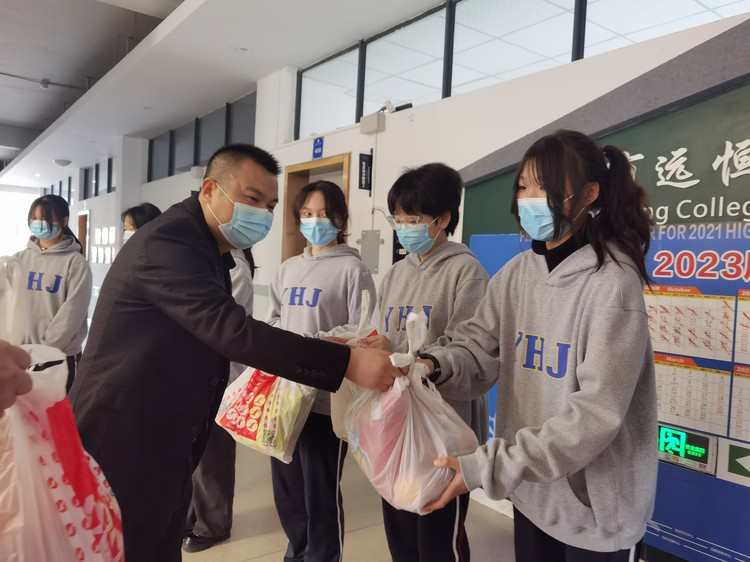 心系留校學生，情暖長壽湖畔——區教委領導慰問我校疫情期間周末留校學生